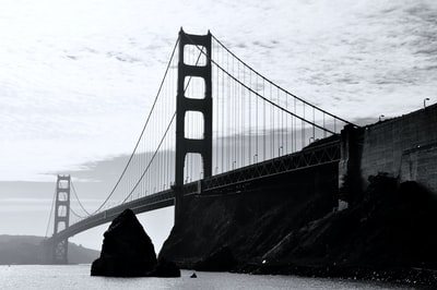 金门大桥的灰度照片